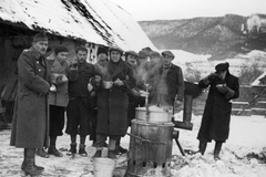 Romania,Transylvania, Şieu-Măgheruş, munkaszolgálat, ebédosztás., 1941, MZSL/Magyar Zsidó Levéltár, winter, meal, dixie, tableau, soldier, cauldron, labor service, Fortepan #41700