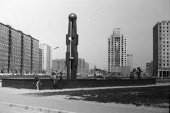 Magyarország, Újpalota, Budapest XV., Fő tér. Előtérben a Centenáriumi emlékmű (Varga Miklós, 1973.), Miskolc város ajándéka Újpalotának., 1975, Gergely János, szobor, emlékmű, lakótelep, utcakép, felhőkarcoló, Budapest, Fortepan #41726