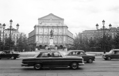 Spain, Madrid, Plaza de Oriente, középen IV. Fülöp lovasszobra, mögötte a Királyi Színház., 1978, Fortepan, Gerrman brand, Mercedes-brand, automobile, horse sculpture, Fortepan #41750