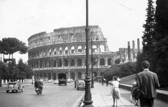 Italy, Rome, Colosseum., 1960, Fortepan, traffic, motorcycle, ancient culture, automobile, amphitheater, Fortepan #41763