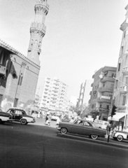 Egyiptom, Kairó, Port Said út - Kobri Al-Azhar kereszteződés, balra a Hét Lány mecset (Masjid Abdul Ghani El Fakhry)., 1961, MZSL/Ofner Károly, forgalom, utcakép, életkép, automobil, mercedes w120, Fortepan #41830