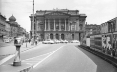 Magyarország, Budapest VIII., Blaha Lujza tér, Nemzeti Színház., 1964, MZSL/Ofner Károly, plakát, nemzeti színház, utcakép, életkép, színház, Moszkvics-márka, villamos, buszmegálló, Fellner és Helmer-terv, csibilámpa, eklektikus építészet, Budapest, Skoda-márka, Wartburg-márka, Fortepan #41844