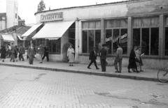 Albania, Tiranë, Sheshi Skenderbej (Szkander bég tér), balra a Rruga e Dibres (Diber út) torkolata, mögötte az egykori ortodox katedrális tornya., 1963, MZSL/Ofner Károly, shop, pedestrian, street view, cobblestones, confectioner, Fortepan #41850