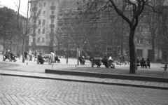 Hungary, Budapest VIII., Rákóczi tér, balra, szemben balra a Német (Bacsó Béla) utca torkolata., 1963, MZSL/Ofner Károly, winter, bench, scaffolding, Budapest, Fortepan #41883