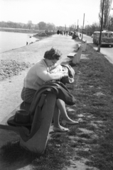 Hungary, Szentendre, Duna korzó (Somogyi-Bacsó part)., 1963, MZSL/Ofner Károly, bus, Hungarian brand, Ikarus-brand, trailer, bench, Ikarus 620, hat on a bench, sitting reversely, Fortepan #41884