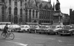 Belgium, Brugge, Provinciehuis, előtte Jan Breydel és Pieter De Coninck szobra., 1966, MZSL/Ofner Károly, bicycle, street view, Skoda-brand, automobile, Fortepan #41907