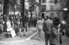 Franciaország, Párizs, Montmartre, a Place du Tertre, balra az Au Clairon des Chasseurs étterem és kávéház., 1964, MZSL/Ofner Károly, séta, utcakép, életkép, festmény, Fortepan #41910