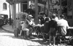 Franciaország, Párizs, Montmartre, Place du Tertre, Au Clairon des Chasseurs étterem és kávéház., 1964, MZSL/Ofner Károly, vendéglátás, kalap, utcakép, életkép, kerthelyiség, Fortepan #41912