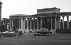 Egyesült Királyság, London, Hyde Park Corner Screen., 1959, MZSL/Ofner Károly, kerékpár, forgalom, kapu, utcakép, életkép, automobil, portikusz, neoklasszicizmus, Decimus Burton-terv, Fortepan #41918