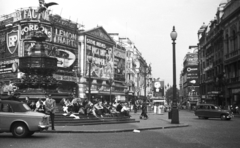 Egyesült Királyság, London, Piccadilly Circus, a Coventry street felé nézve, Shaftesbury Memorial Fountain., 1959, MZSL/Ofner Károly, reklám, kirándulás, forgalom, cégtábla, brit gyártmány, szobor, utcakép, életkép, lépcső, lámpaoszlop, automobil, British Petrol, Fortepan #41921