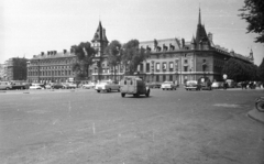 Franciaország, Párizs, Place Saint-Michel az Ile de la Cité felé nézve., 1964, MZSL/Ofner Károly, palota, furgon, Fortepan #41970