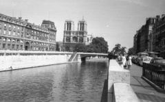 Franciaország, Párizs, Szajna-part, Quai Saint-Michel, háttérben a Notre-Dame., 1964, MZSL/Ofner Károly, templom, híd, életkép, vízpart, automobil, Fortepan #41971