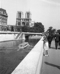 Franciaország, Párizs, Szajna-part, Quai Saint-Michel, háttérben a Notre-Dame., 1964, MZSL/Ofner Károly, hajó, vízibusz, városnézés, Fortepan #41972