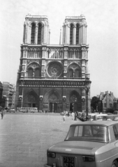 Franciaország, Párizs, Cité-sziget, Notre-Dame., 1964, MZSL/Ofner Károly, templom, Renault-márka, automobil, rendszám, Fortepan #41974