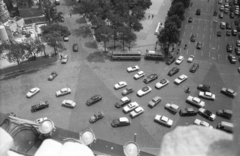 Franciaország, Párizs, Place Charles de Gaulle (Place de l'Étoile) a Diadalív tetejéről, jobbra a Champs Élysées, balra az Avenue de Friedland., 1964, MZSL/Ofner Károly, közlekedés, forgalom, autóbusz, Citroen-márka, automobil, Citroen 2CV, Citroen DS, sugárút, körforgalom, Fortepan #41982