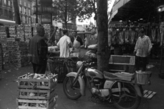 Franciaország, Párizs, Rue Coquillière a Rue Rambuteau felé nézve. Jobbra a Les Halles, Párizs nagybani piaca., 1964, MZSL/Ofner Károly, motorkerékpár, piac, hirdetőoszlop, Fortepan #42002