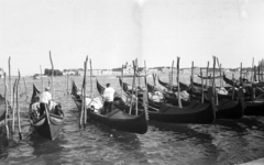 Olaszország, Velence, gondolások a Szent Márk tér előtt, a háttérben a Giudecca sziget épületei., 1965, MZSL/Ofner Károly, gondola, orrdísz, Fortepan #42020