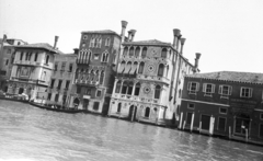 Olaszország, Velence, Canal Grande, középen a Palazzo Barbaro Wolkoff és a Palazzo Dario., 1965, MZSL/Ofner Károly, csatorna, napellenző, Fortepan #42022