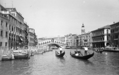 Olaszország, Velence, Canal Grande, szemben a Rialto híd., 1965, MZSL/Ofner Károly, gondola, csatorna, kőhíd, ívhíd, Antonio da Ponte-terv, Fortepan #42025