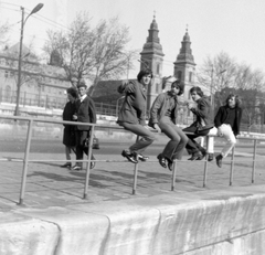 Magyarország, Budapest V., alsó rakpart, háttérben a Belvárosi templom., 1971, Fortepan, beat-korszak, korlát, csoportkép, Budapest, korláton ülni, visszanézés, Fortepan #4203