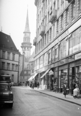 Ausztria, Bécs, Stallburggasse, háttérben a Szent Mihály-templom felállványozott erkéllyel, 1959, MZSL/Ofner Károly, utcakép, automobil, Peugeot 203, Fortepan #42032