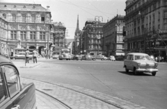 Ausztria, Bécs, Kärntner Strasse az Opernring felől nézve, balra az Opera., 1959, MZSL/Ofner Károly, forgalom, autóbusz, szálloda, Ford-márka, neoreneszánsz, automobil, rendszám, Opel Rekord P1, August Sicard von Sicardsburg-terv, Eduard van der Nüll-terv, Ford Taunus P1, Fortepan #42036