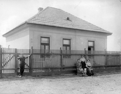 1915, Fortepan, dog, tableau, women, lath fence, fence, Fortepan #4204