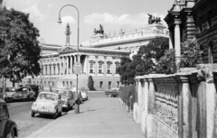 Ausztria, Bécs, Schmerlingplatz a Parlament a Justizpalast mellől nézve., 1959, MZSL/Ofner Károly, utcakép, lámpaoszlop, országház, automobil, rendszám, Skoda 1200, Opel Rekord P1, Fiat 600, neoklasszicizmus, Theophil Hansen-terv, Fortepan #42051