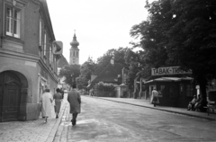 Ausztria, Bécs, Grinzing, a Himmelstrasse a Szent Kereszt-templom felé nézve., 1959, MZSL/Ofner Károly, utcakép, életkép, trafik, kockakő, Julius Meinl-márka, toronyóra, Fortepan #42055