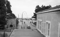 Ausztria, Bécs, Kahlenberg, a Höhenstrasse parkolók a Kahlenberg étterem felől., 1959, MZSL/Ofner Károly, utcakép, életkép, buszmegálló, lámpaoszlop, automobil, Fortepan #42056