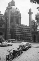 Ausztria, Bécs, Karlsplatz, Karlskirche (Károly templom), 1959, MZSL/Ofner Károly, autóbusz, motorkerékpár, utcakép, Volkswagen-márka, automobil, állvány, Volkswagen Bogár, Fortepan #42058