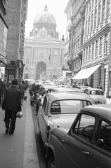 Ausztria, Bécs, Kohlmarkt, háttérben a Michaelerplatz a Hofburg homlokzatával, 1959, MZSL/Ofner Károly, utcakép, életkép, barokk-stílus, palota, automobil, Fortepan #42059