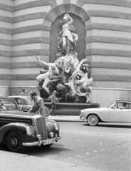 Ausztria, Bécs, Die Macht zur See (Tengeri hatalom) szobra a Hofburg oldalában., 1959, MZSL/Ofner Károly, forgalom, német gyártmány, utcakép, életkép, Mercedes-márka, automobil, Fiat 1100, Fortepan #42062