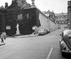 Ausztria, Bécs, Hanuschgasse, balról a Palmenhaus hátsó homlokzata, háttérben a Neue Burg., 1959, MZSL/Ofner Károly, szobor, járókelő, utcakép, életkép, Volkswagen-márka, repkény, Fortepan #42070