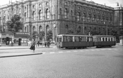 Ausztria, Bécs, Museumsplatz és a Babenbergerstrasse sarka a Mariahilfer Strasse felől, a Kunsthistorisches Museum hátsó homlokzata, 1959, MZSL/Ofner Károly, óra, járókelő, utcakép, villamos, pavilon, lottózó, tömegközlekedés, viszonylatszám, Fortepan #42071