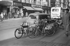 Dánia, Koppenhága, Vesterbrogade szemben a Stenosgade torkolata., 1961, MZSL/Ofner Károly, kerékpár, autóbusz, cégtábla, utcakép, életkép, automobil, Opel Olympia Rekord, országjelzés, kerékpár tároló, Fortepan #42075