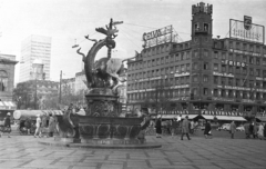 Dánia, Koppenhága, Rådhuspladsen, Dragon Fountan, háttérben a Vesterbrogade és H. C. Andersens Boulevard sarok., 1961, MZSL/Ofner Károly, reklám, kerékpár, szökőkút, forgalom, utcakép, életkép, automobil, Shell-márka, sárkány ábrázolás, Fortepan #42081