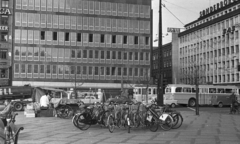 Dánia, Koppenhága, H. C. Andersens Boulevard és a Jernbanegade torkolata a Rådhuspladsen felől nézve., 1961, MZSL/Ofner Károly, kerékpár, forgalom, autóbusz, utcakép, életkép, villamos, kézikocsi, automobil, mercedes w120, Opel Rekord P1, árus, SAS légitársaság, kerékpár tároló, Fortepan #42084