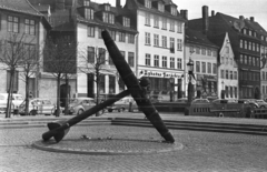 Dánia, Koppenhága, Nyhavn kikötője, a horgony az elesett haditengerészek emlékét őrzi., 1961, MZSL/Ofner Károly, utcakép, automobil, horgony, kerékpár, Fortepan #42089