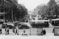 Franciaország, Párizs, a Rue Royale a Madeleine-templom felől, háttérben az Obeliszk, a Nemzetgyűlés épülete és az Invalidusok templomának kupolája, 1931, MZSL/Ofner Károly, forgalom, autóbusz, automobil, Fortepan #42113