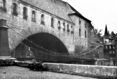 Németország, Nürnberg, a Hallertorbrücke kőhíd és a Kettensteg gyalogos híd., 1931, MZSL/Ofner Károly, híd, motorkerékpár, Fortepan #42118