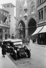 Olaszország, Bologna, Piazza della Mercanzia a Via Caprarie-ről nézve, középen a Palazzo della Mercanzia., 1933, MZSL/Ofner Károly, kerékpár, utcakép, életkép, Fiat-márka, olasz gyártmány, automobil, Fiat 509, Fortepan #42157