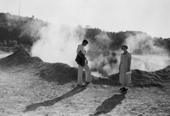 Olaszország, Pozzuoli, a Solfatara alvó vulkán kráterében a Fangaia (másnéven Kis Solfatara) gőzkilövellés., 1933, MZSL/Ofner Károly, nyár, férfi, nő, vízpart, kettős portré, homok, gőz, Fortepan #42160