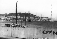 Franciaország, Cannes, kikötő a Quai du Large felől a Croisette körút felé nézve., 1934, MZSL/Ofner Károly, vitorláshajó, zászló, kerítés, kikötő, Fortepan #42182