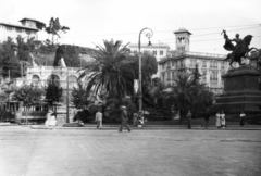 Olaszország, Genova, Piazza Tommaseo, jobbra a Monumento Generale Belgrano., 1934, MZSL/Ofner Károly, emlékmű, tér, villamos, pálmafa, lámpaoszlop, palota, Fortepan #42188