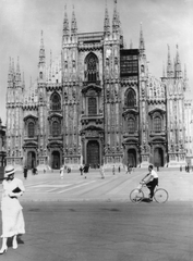 Olaszország, Milánó, Dóm tér (Piazza del Duomo), a Dóm főhomlokzata., 1934, MZSL/Ofner Károly, kerékpár, székesegyház, csúcsív, Fortepan #42189