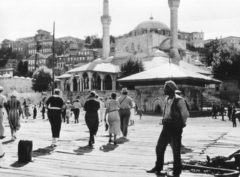 Törökország, Isztambul, Üsküdar városrész, Paşa Limanı Caddesi. Középen a Mihrimah szultán mecset, ettől balra a medresze (muszlim iskola). Előtérben jobbra a III. Ahmed kút., 1935, MZSL/Ofner Károly, mecset, Fortepan #42205