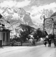 Italy, Courmayeur, a Mont Blanc csoport délkeleti lejtője., 1936, MZSL/Ofner Károly, street view, picture, lamp post, gas station, Shell-brand, Fortepan #42225