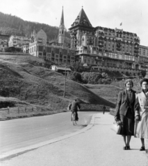 Svájc, St. Moritz, háttérben a Badrutt's Palace Hotel., 1938, MZSL/Ofner Károly, szálloda, kerékpár, Fortepan #42265