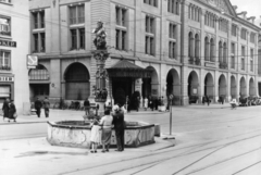 Svájc, Bern, Kornhausplatz, Kindlifresserbrunnen., 1938, MZSL/Ofner Károly, szökőkút, kút, reneszánsz, horgony, Hans Gieng-terv, Fortepan #42279